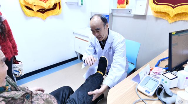 郑州仁济医院脊柱关节健康泛亚电竞网址日活动暖心启幕(图3)