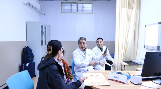 郑州仁济医院脊柱关节健康泛亚电竞网址日活动暖心启幕(图2)
