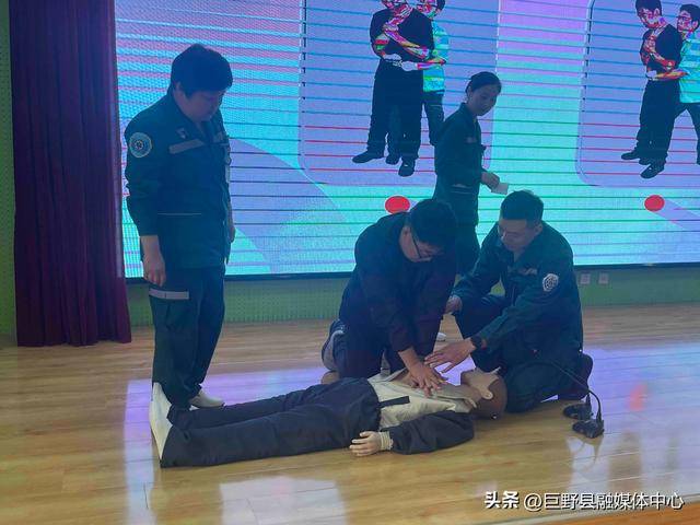 泛亚电竞官网巨野县中医医院专业医疗团队开展急救知识普及活动(图2)