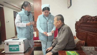 泛亚电竞平台医生上门 让养老安心有“医”靠(图2)