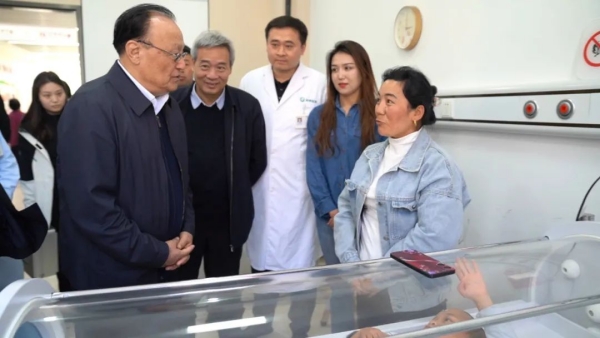 泛亚电竞下载全国人大常委会副委员长雪克来提·扎克尔到金庚医院看望