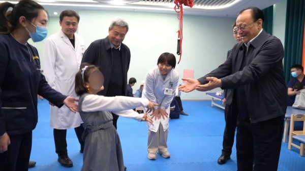 泛亚电竞下载全国人大常委会副委员长雪克来提·扎克尔到金庚医院看望(图2)
