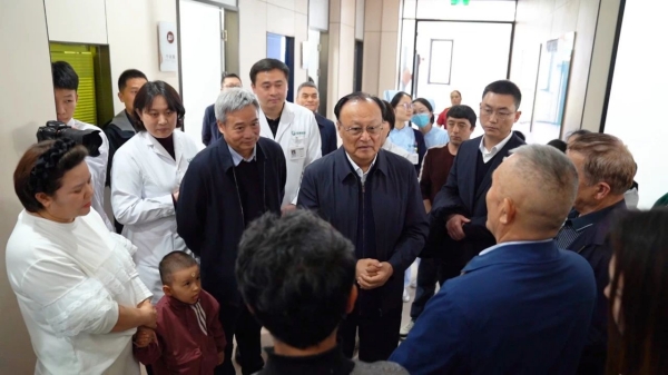 泛亚电竞下载全国人大常委会副委员长雪克来提·扎克尔到金庚医院看望(图3)