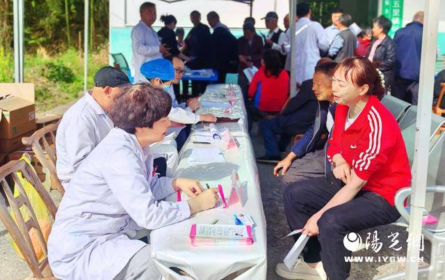 支部携手健康行 义诊惠民促振兴——汉滨区第三人民医院开展免费体检义诊送医送药活动