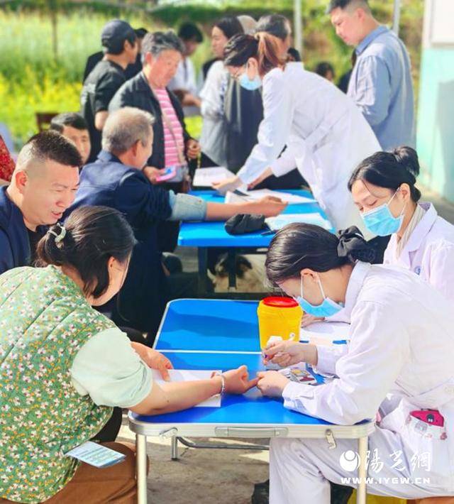 支部携手健康行 义诊惠民促振兴——汉滨区第三人民医院开展免费体检义诊送医送药活动泛亚电竞注册(图2)