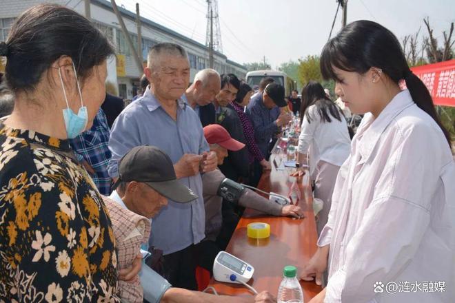 泛亚电竞登录爱心义诊进黄营 健康关怀暖人心(图2)