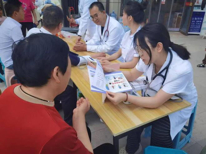 泛亚电竞网址守护健康丨西安市红会医院开展进社区公益义诊活动(图5)