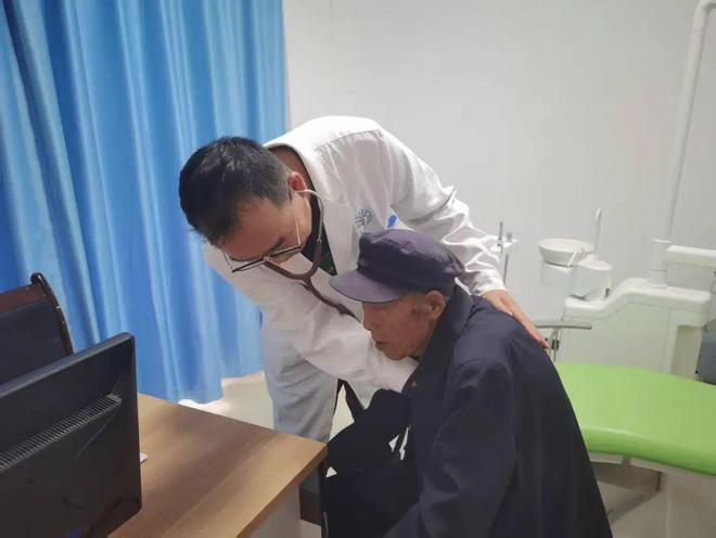 泛亚电竞网址守护健康丨西安市红会医院开展进社区公益义诊活动(图3)