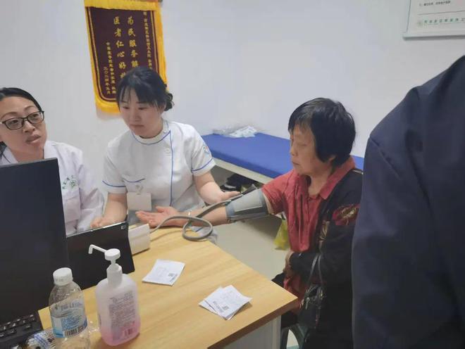 泛亚电竞网址守护健康丨西安市红会医院开展进社区公益义诊活动(图6)