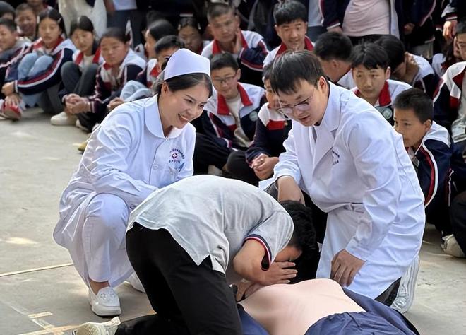 泛亚电竞官网医校联动：播撒急救与中医知识的希望种子(图6)