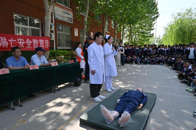 泛亚电竞官网医校联动：播撒急救与中医知识的希望种子(图4)
