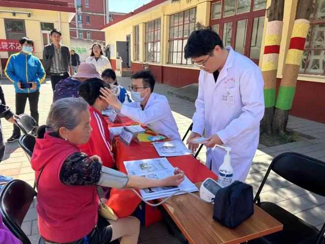 泛亚电竞北京瑶医医院受邀走进朱家坟南区社区义诊献爱心(图3)